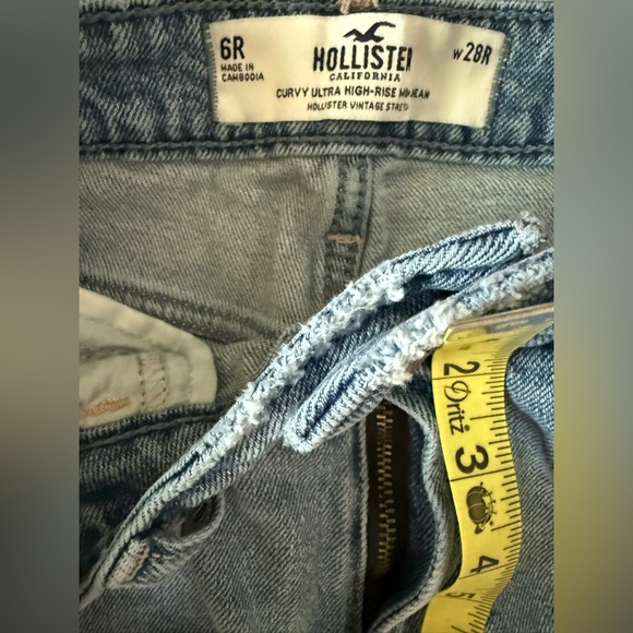 Hollister Women’s Ultra High-Rise Ripped Medium Wash Mom Jeans Size 28R/6R - Picture 9 of 9